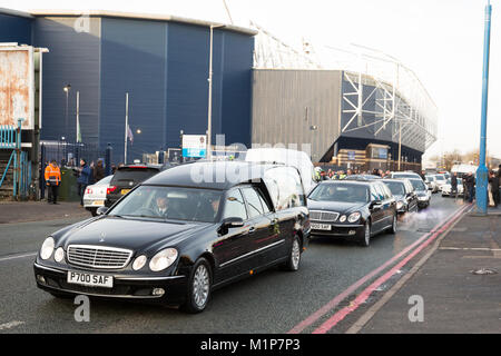 Die Bestattung leichenwagen von Cyrille Regis besucht die West Bromwich Stadion vor einer Trauerfeier am Boden. Stockfoto