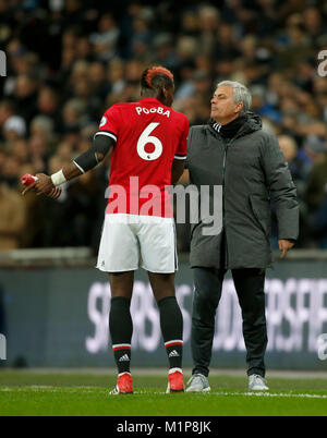 Jose Mourinho Manager von Manchester United und Paul Pogba von Manchester United in der Diskussion während des Spiels gegen Tottenham Hotspur Stockfoto