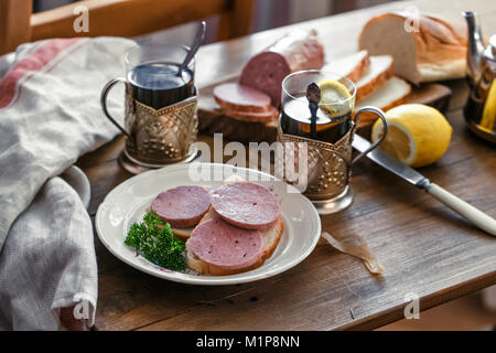 Frühstück mit Sandwich und Kaffee Stockfoto