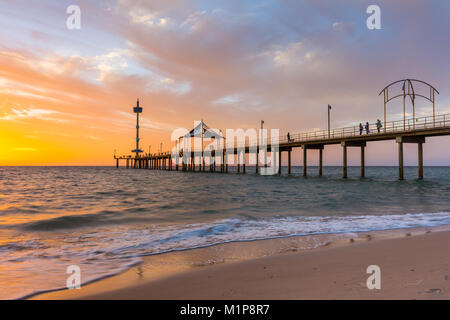 Eine lebendige Sonnenuntergang am Brighton Pier in Brighton, Adelaide, South Australia, Australien am 1. Februar 2018 Stockfoto