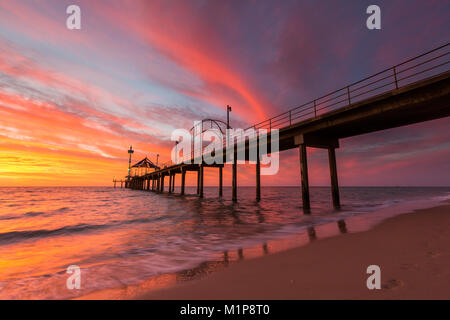 Eine lebendige Sonnenuntergang am Brighton Pier in Brighton, Adelaide, South Australia, Australien am 1. Februar 2018 Stockfoto