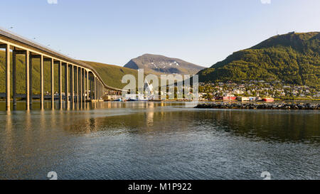 Ein Blick auf die tromsø Tromsdalen mit Brücke, die Eismeerkathedrale und Tromsdalstinden (Berg). Tromsø, Norwegen. Stockfoto