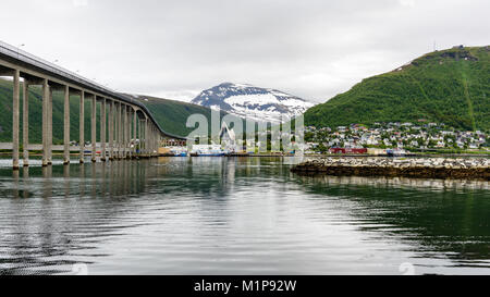 Ein Blick auf die tromsø Tromsdalen mit Brücke, die Eismeerkathedrale und Tromsdalstinden (Berg). Tromsø, Norwegen. Stockfoto