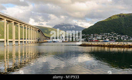 Ein Blick auf die tromsø Tromsdalen mit Brücke, die Eismeerkathedrale und Tromsdalstinden (Berg). Tromsø, Norwegen. Stockfoto