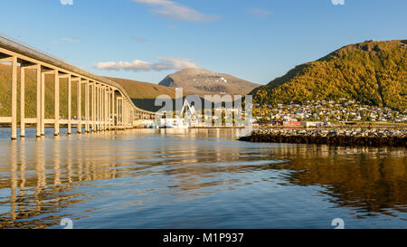 Ein Blick auf die tromsø Tromsdalen mit Brücke, die Eismeerkathedrale und Tromsdalstinden (Berg). Tromsø, Norwegen. Stockfoto