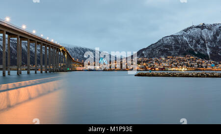 Ein Blick auf die tromsø Tromsdalen mit Brücke, die Eismeerkathedrale und Tromsdalstinden (Berg). Tromsø, Norwegen. Stockfoto