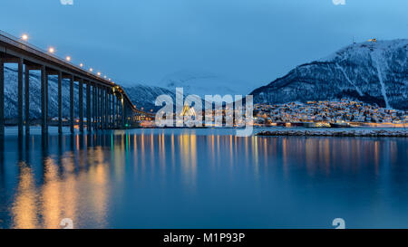 Ein Blick auf die tromsø Tromsdalen mit Brücke, die Eismeerkathedrale und Tromsdalstinden (Berg). Tromsø, Norwegen. Stockfoto