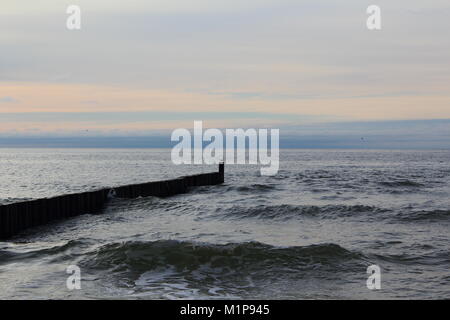 Die Leiste an der Ostsee Strand von Ustronie Morskie, Polen in der Abenddämmerung Stockfoto