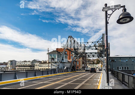 MYSTIC, CT - Dezember 17: Die Mystic River Bridge in Mystic Conn am 17. Dezember 2017. Diese historische Zugbrücke überspannt den Mystic River wa Stockfoto