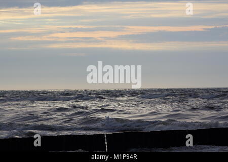 Die Leiste an der Ostsee Strand von Ustronie Morskie, Polen in der Abenddämmerung Stockfoto