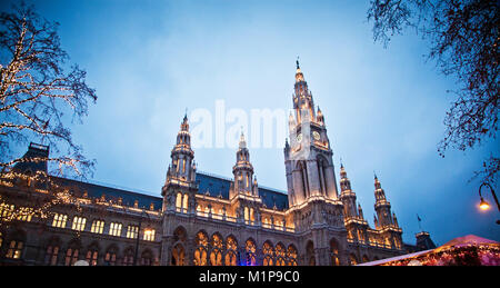 Wiener Rathaus und Park für Weihnachten dekoriert Stockfoto