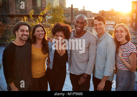 Group Portrait von Freunden auf einer Party auf dem Dach in Brooklyn Stockfoto
