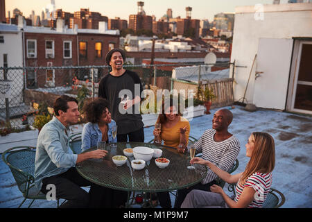 Sechs Freunde genießen Sie eine Party auf einem New York Dachterrasse Stockfoto