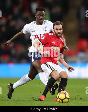 Tottenham Hotspur ist Victor Wanyama (links) und Juan Mata von Manchester United in der Premier League Match im Wembley Stadion, London. Stockfoto