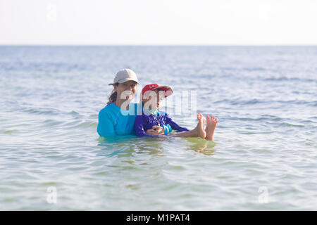 Sommer, glückliche Mutter und Sohn Spaß Plantschen im Meer Stockfoto