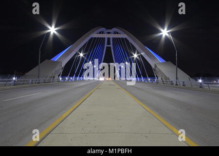 Lowry Avenue Bridge at night in Minneapolis, Minnesota, USA. Stockfoto