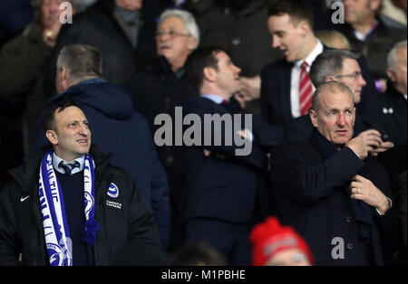 Tony Bloom, Vorsitzender von Brighton und Hove Albion (links), und Ralph Krueger, Vorsitzender von Southampton, in der Tribüne während des Spiels der Premier League in St. Mary's, Southampton. DRÜCKEN SIE VERBANDSFOTO. Bilddatum: Mittwoch, 31. Januar 2018. Siehe PA Geschichte FUSSBALL Southampton. Bildnachweis sollte lauten: Andrew Matthews/PA Wire. EINSCHRÄNKUNGEN: Keine Verwendung mit nicht autorisierten Audio-, Video-, Daten-, Fixture-Listen, Club-/Liga-Logos oder „Live“-Diensten. Online-in-Match-Nutzung auf 75 Bilder beschränkt, keine Videoemulation. Keine Verwendung in Wetten, Spielen oder Veröffentlichungen für einzelne Vereine/Vereine/Vereine/Spieler. Stockfoto