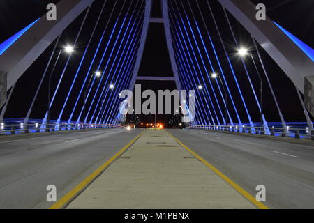 Lowry Avenue Bridge at night in Minneapolis, Minnesota, USA. Stockfoto