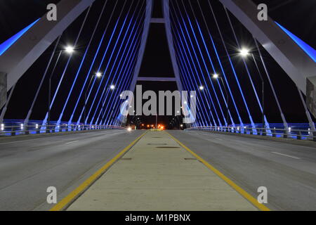 Lowry Avenue Bridge bei Nacht in Minneapolis, Minnesota, USA. Stockfoto