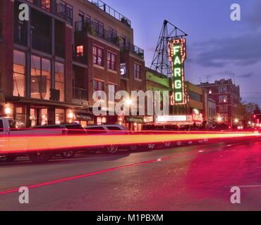 FARGO, ND, USA - 22. SEPTEMBER 2017: Downtown Fargo und die Fargo Kino in der Nacht in Fargo, North Dakota, USA Stockfoto