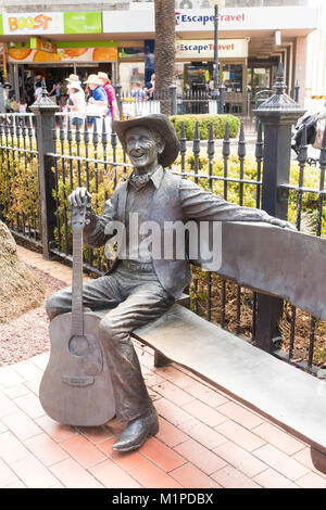 Lebensgroße Bronzestatue von Smoky Dawson (1913-2008), australischen Country Sänger und Showman, Tamworth Australien. Stockfoto