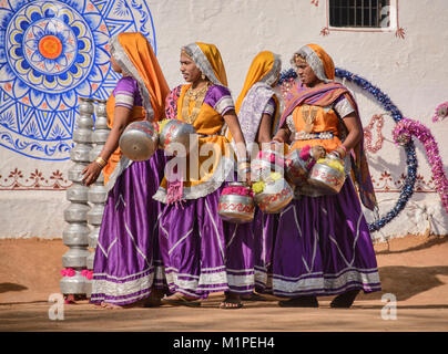 Frauen bereiten die Bhavai Topf Tanz aus Rajasthan und Gujarat, feiern die Bemühungen der Frauen in der Wüste Wasser, Udaipur, Rajasthan Stockfoto