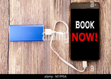 Wort, Schrift, Buchen Sie jetzt. Business Konzept für Buchung Buchung auf dem Handy Mobile und macht geschrieben-bank Ladegerät auf alten Holz Hintergrund Stockfoto