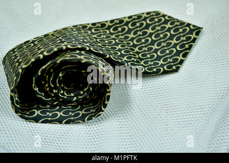 Herren Leder Gürtel Sport Style und Herren Krawatte von Gucci und Holzboden Stockfoto