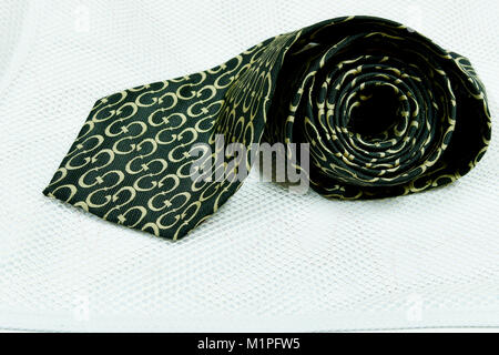 Herren Leder Gürtel Sport Style und Herren Krawatte von Gucci und Holzboden Stockfoto