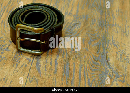Herren Leder Gürtel Sport Style und Herren Krawatte von Gucci und Holzboden Stockfoto