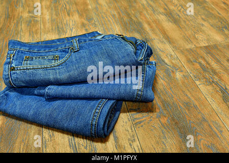 Herren Leder Gürtel Sport Style und Herren Krawatte von Gucci und Holzboden Stockfoto