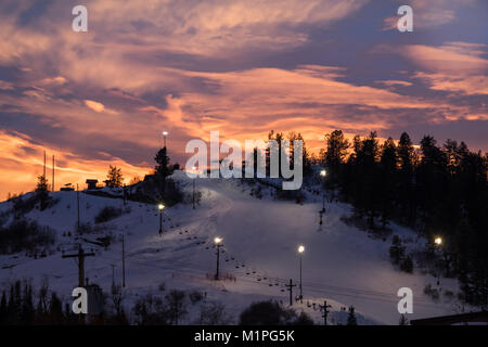 Schöne Sicht auf die Skipiste beleuchtet für Nachtskilauf in Steamboat Springs, Colorado, Sonnenuntergang in den Bergen Stockfoto