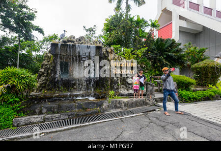 Asiatische Touristen eine selfie vor der Muzium Sabah, Kota Kinabalu, Sabah, Borneo, Malaysia Stockfoto