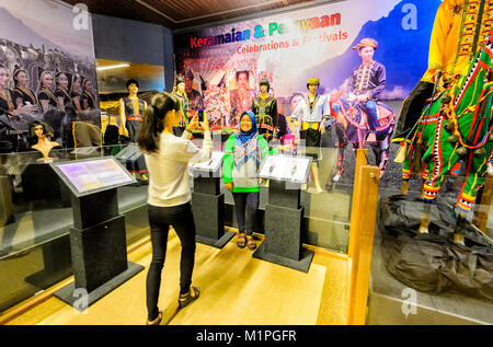 Junge Frau am Muzium Malaysia Sabah, Kota Kinabalu, Sabah, Borneo, Malaysia posing Stockfoto