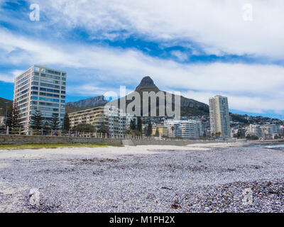 Lion Head Mountain steigt über den Cape Town City Stockfoto