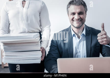 Zufrieden Geschäftsmann genießen arbeiten hart im Büro Stockfoto