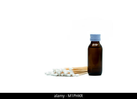 Wattestäbchen und antiseptische Lösungen in Braunglas Flasche auf weißem Hintergrund. Konzept der Nabelschnur Pflege hilft Infektionen zu verhindern. Stockfoto