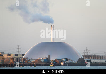 Eine allgemeine Ansicht der Marchwood ERF Verbrennungsanlage im Hafen von Southampton. Stockfoto