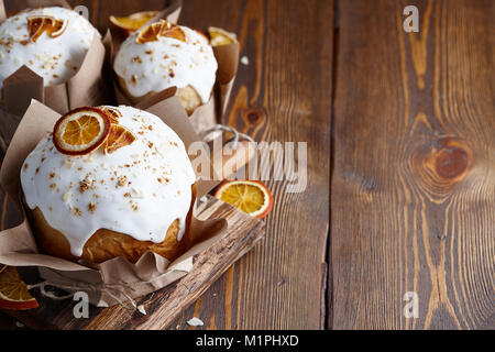 Ostern Kuchen mit kandierten Früchten auf hölzernen Planken Stockfoto