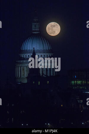 Die Supermoon, Blue Moon und Blut Mond, erhebt sich über St Pauls Cathedral und die Innenstadt von London. Diese drei Arten zum ersten Mal seit 1866 zusammen. Stockfoto