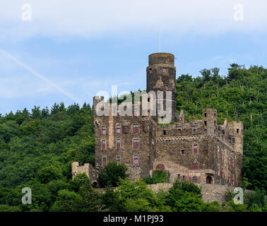 Farbe im Bild der mittelalterlichen Burg / Festung Maus, Sankt Goarshausen, Deutschland, an einem sonnigen Tag im Sommer mit blauem Himmel und leichten Wolken Stockfoto