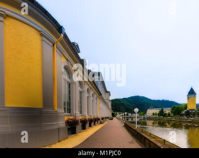 Outdoor Farbe malerische Stadtbild Bild vom Fluss promenade Im historischen Kurort Bad Ems, Deutschland mit einem Turm und Hügel mit Wald Stockfoto