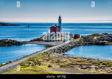 Fisgard Leuchtturm, im Jahre 1860 gebaut, Blick vom Fort Rod Hill, über Esquimalt Hafen in Victoria, Vancouver Island, British Columbia, Kanada Stockfoto