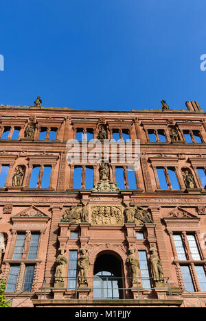 Outdoor Farbe Bild des teilweise zerstörten mittelalterlichen Burg / Festung Fassade in Heidelberg, Deutschland, Europa mit klaren sonnigen blauen Himmel Stockfoto