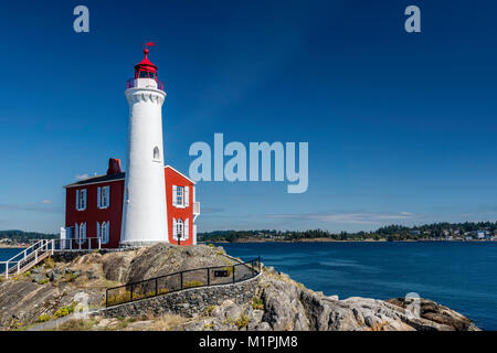 Fisgard Leuchtturm, im Jahre 1860 gebaut, National Historic Site, über Esquimalt Hafen in Victoria, Vancouver Island, British Columbia, Kanada Stockfoto