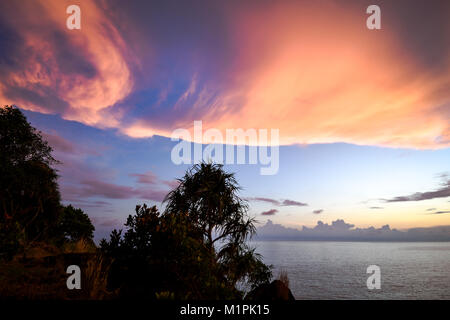 dramatic sunset over the ocean at cliffs Stockfoto