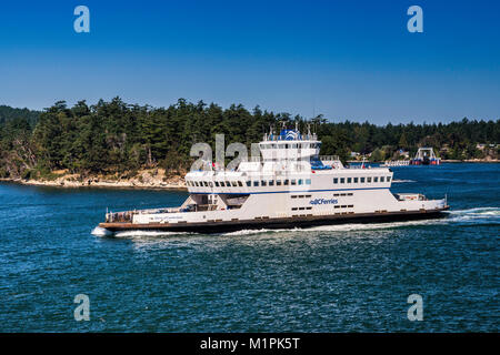 MV Queen von Cumberland, Fähre, im aktiven Pass, Galiano Island im Hintergrund, die südlichen Gulf Islands, British Columbia, Kanada Stockfoto