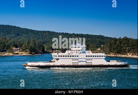 MV Queen von Cumberland, Fähre, im aktiven Pass, Galiano Island im Hintergrund, die südlichen Gulf Islands, British Columbia, Kanada Stockfoto