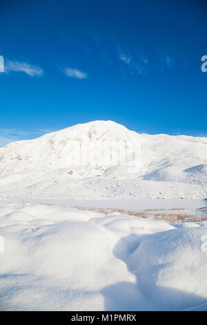 Blick in Richtung der Corbett Ben Vrackie über den zugefrorenen See a' choire in der Nähe von Pitlochry Perthshire Schottland Stockfoto