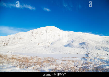 Blick in Richtung der Corbett Ben Vrackie über den zugefrorenen See a' choire in der Nähe von Pitlochry Perthshire Schottland Stockfoto